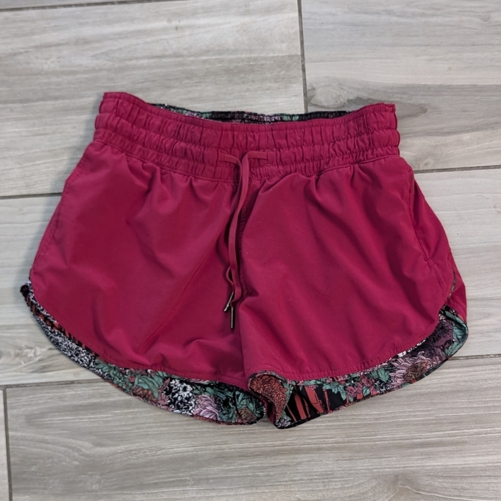 🥁 Lululemon Choose a Side Short in Ruby Red/Zen Garden Multi. RARE!